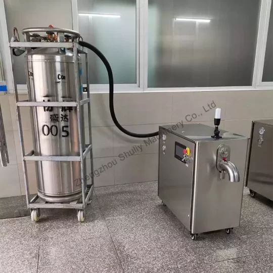 Tanque de CO2 líquido con máquina de hielo seco.