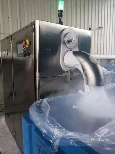 cena de trabalho da máquina de produção de gelo seco